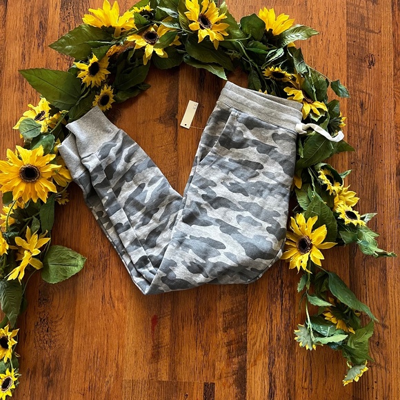 NWT Women's Gray Camoflauge Amazon Essentials Sweatpants Sz XS - Picture 1 of 4